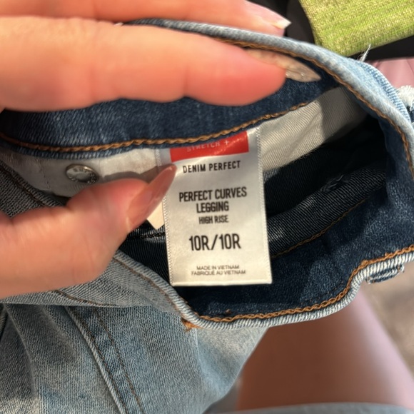 Express skinny jeans, with cute detail on the sides. Size 10R. High rise. - Picture 6 of 6